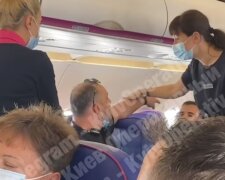 В літаку до Києва пасажир скандалив всю дорогу. По прильоту весь салон аплодував появі поліції (відео)
