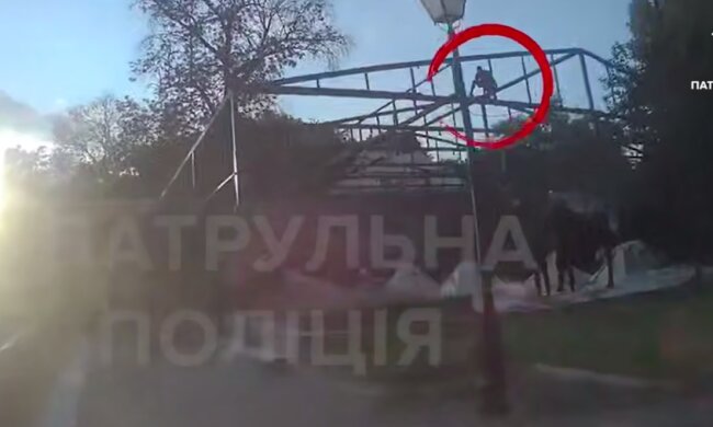 Столичні патрульні врятували від самогубства на будівельному майданчику чоловіка