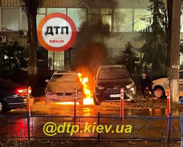 У центрі Києва підпалили елітне авто: поліція перекрила рух