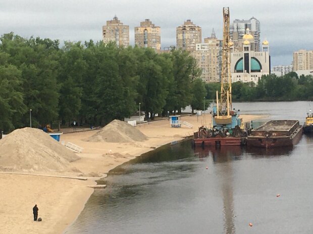 До нового сезону почали підсипати пісок на пляжах. Де вже можна відпочити -  Новини Києва | Big Kyiv