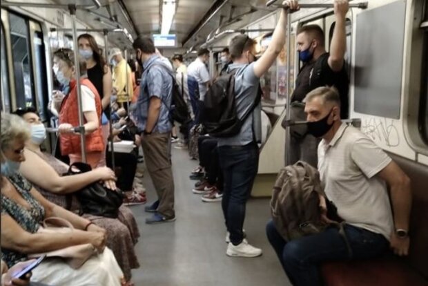 Зробив зауваження про відсутність маски: у Києві сталася жорстка бійка в метро (відео)