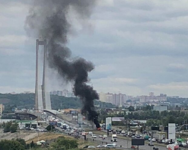 У Києві перед мостом мосту згорів BMW X5