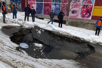 Посеред київської вулиці утворився величезний провал (відео)