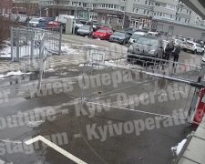 Побив до півсмерті за зауваження: у Києві водій накинувся на пішохода (відео)