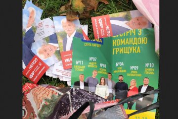 Агітатори Непопа від партії Кличка зривають плакати кандидатів від інших партій