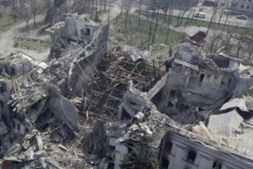 Загарбники зрівняли з землею Драмтеатр у Маріуполі