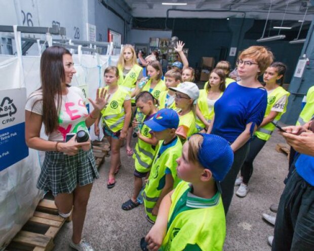 Життя без поліетилену: Київські підлітки відвідали станцію сортування відходів та отримали “Книжку про сміття”