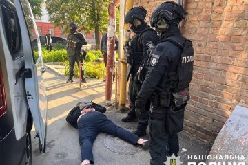 Перекидували "товар" через паркан - поліція викрила наркотрафік до Київського СІЗО