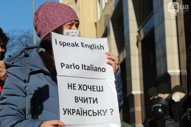 У Києві відбувся протест проти скасування штрафів за російську мову (відео)