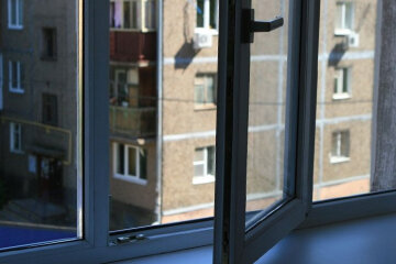 Житель Дніпровського району розбився при падінні з вікна