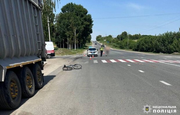 В Київській області вантажівка насмерть збила велосипедиста, який порушив правила перетину дороги
