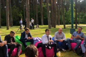 Із шаурмою і вином: Зеленський зустрівся з журналістами