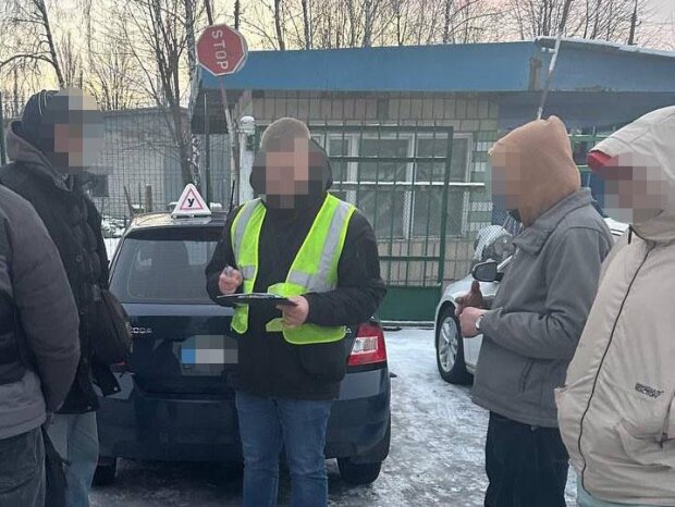 У Києві викрили працівників автошкіл, які за хабар допомагали скласти іспит водіям — прокуратура