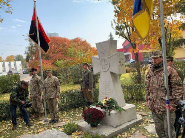 У Києві в Куренівському парку відкрили пам’ятник Степану Бандері