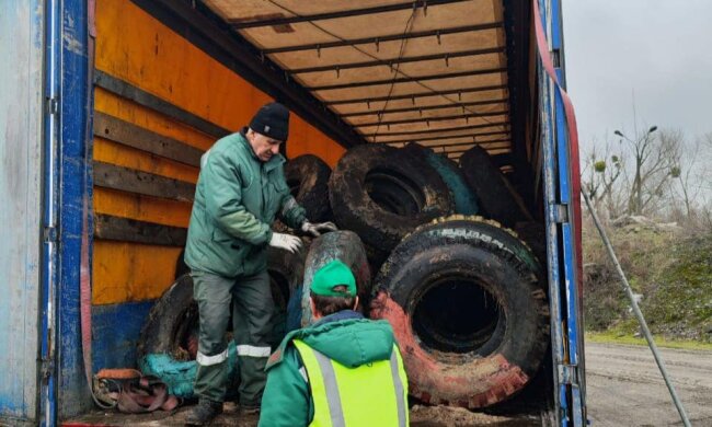 Понад 1700 — вчергове у Дарницькому районі зібрали з околиці старі автопокришки