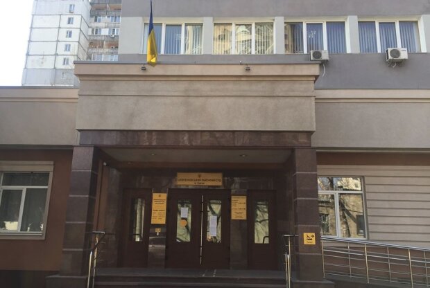 Замінували Шевченківський суд столиці: негайно евакуюють працівників та відвідувачів