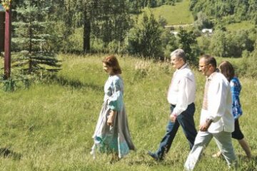 Порошенко збудував фундамент. І береться його захищати