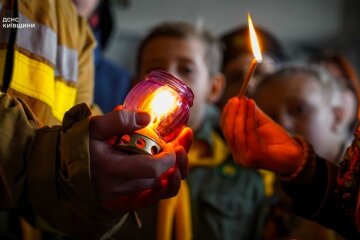 «Пластуни» передали Вифлеємський вогонь рятувальникам Київської області