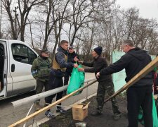 Волонтери доставили 5 автобусів з продуктами в Чернігів (відео)