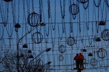 У Києві на Софійській площі почався монтаж новорічної ялинки — чого чекати на свята?