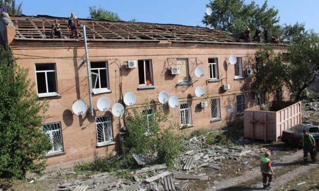 Комунальники ліквідовують наслідки обстрілу у Дарницькому районі — фото