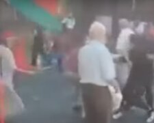 Біля посольства Білорусі у Києві противники Лукашенка побилися з його прихильниками (відео)