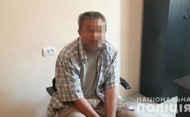 У Києві поліцейські затримали чоловіка за розбещення малолітніх (відео)