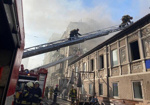 При гасінні пожежі в київському ресторані довелося розбивати дах ломом