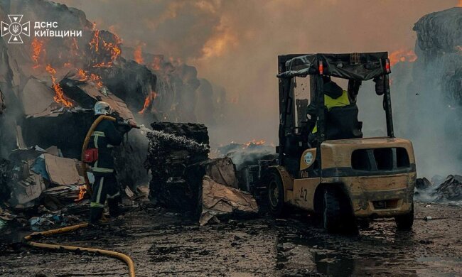 Після нічної атаки на Київщині погіршилася якість повітря: горіли складські приміщення