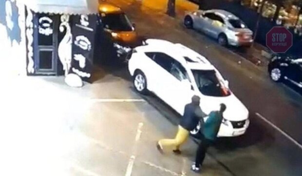 “Не там припаркувався”: у столиці охоронець парковки розбив голову водію