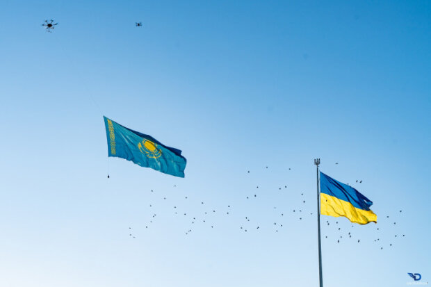 В небо над Києвом запустили величезний прапор Казахстану
