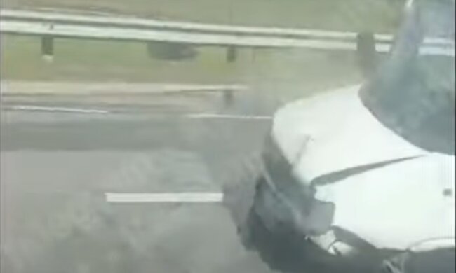 Протаранив відбійник і вирвав вісь: під Києвом сталася ДТП (відео)