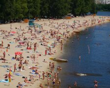 Санітайзери та роз’яснювальна робота: заходи безпеки на пляжах Києва