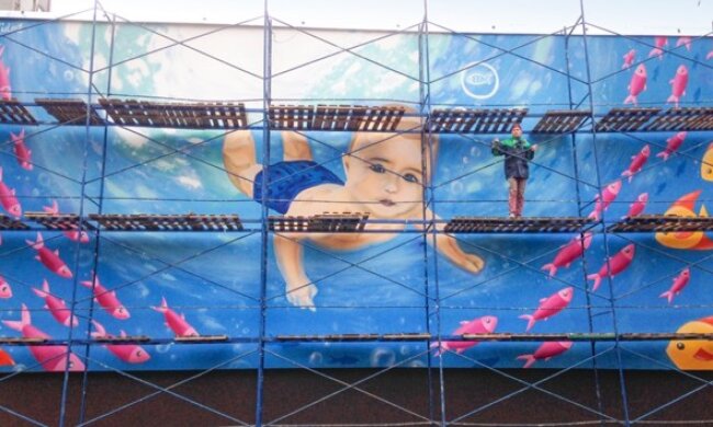 Хлопчик-рибка: у Києві з’явився новий мурал