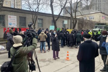 У Шевченківського райсуду сталася сутичка між поліцією і захисниками Антоненка (відео)