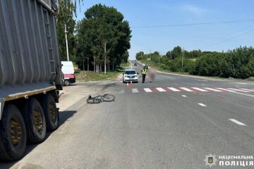 В Київській області вантажівка насмерть збила велосипедиста, який порушив правила перетину дороги