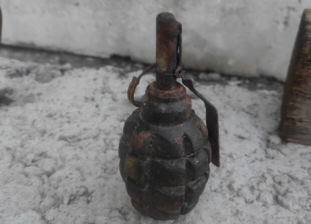 У Печерському районі чоловік повідомив, що під час прогулянки набережною, виявив предмет, схожий на гранату