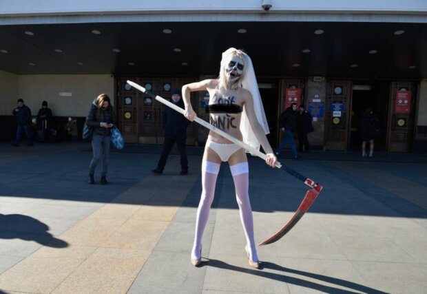 Психотерапевтичний ефект: активістка Femen прийшла з косою під залізничний вокзал Києва