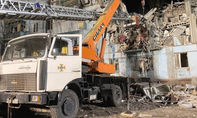 Ракетний удар по житловому будинку у Запоріжжі: рятувальники дістали тіла ще 2 загиблих