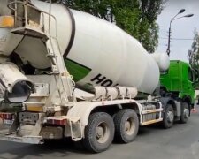 У Києві дівчина-підліток потрапила під бетономішалку (відео)