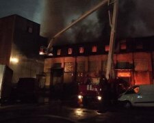 Гасили три години: з’явилося відео наслідків потужної пожежі у Києві