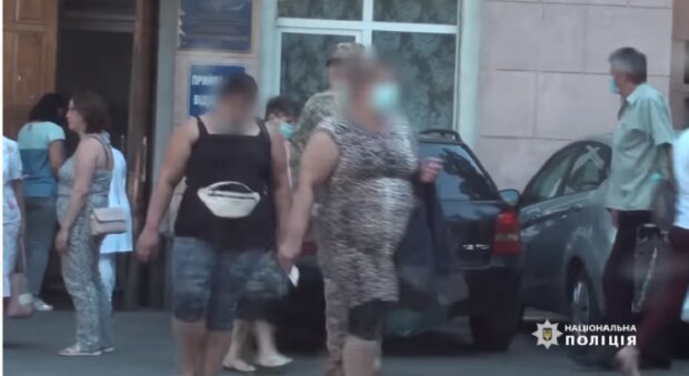 Нічого святого: у Києві затримали злодійок, які в онкоцентрі вкрали у жінки 21 тисячу гривень (відео)