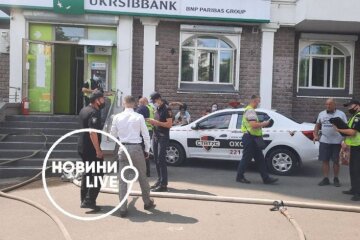 Жінка, що намагалася пограбувати банк у Києві, зізналася, чому пішла на такий вчинок (відео)
