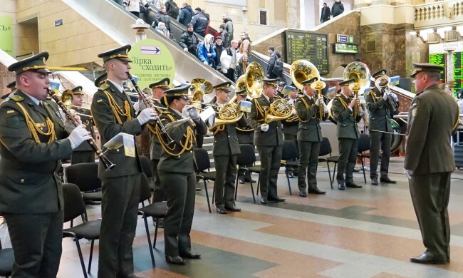 У передноворічну ніч військовий оркестр влаштував виступ на залізничному вокзалі Києва