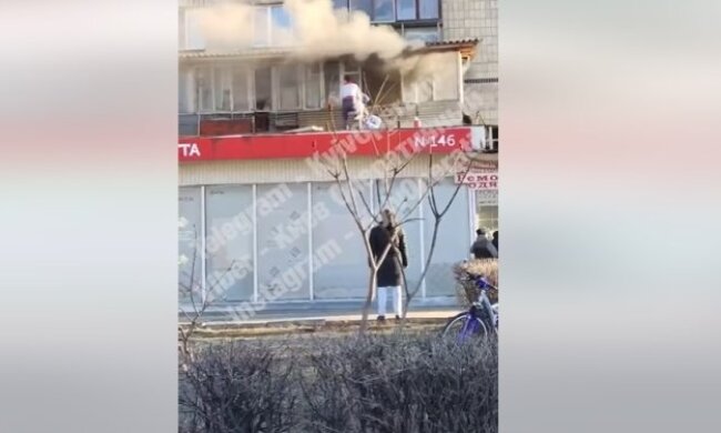 У Києві співробітник Нової пошти врятував жінку з пожежі (відео)