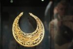 У Києві презентували частину повернутих артефактів з колекції "скіфське золото", що вже у Лаврі