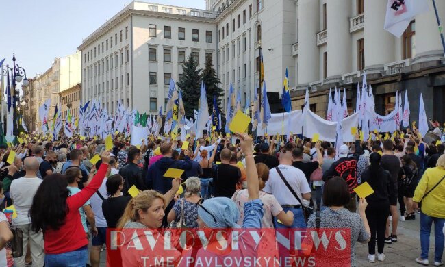 Останнє попередження Зеленському: підприємці на мітингу показали президенту жовту картку (відео)