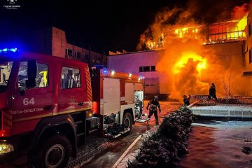 В Київській області рятувальники ліквідували масштабну пожежу у будівлі деревообробного цеху