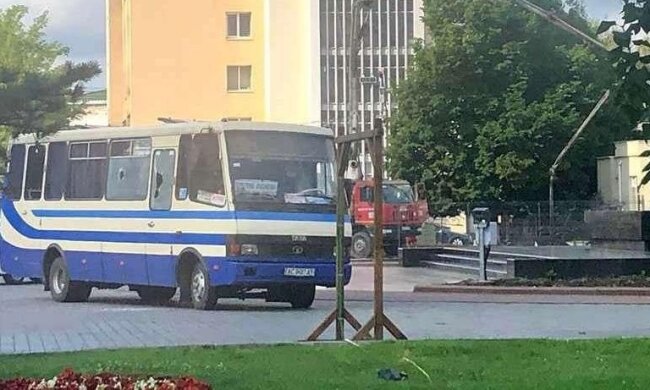 Має вибухівку та зброю: в центрі Луцька невідомий захопив автобус із заручниками (відео)
