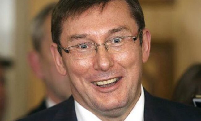 Луценко “злиняв” із України